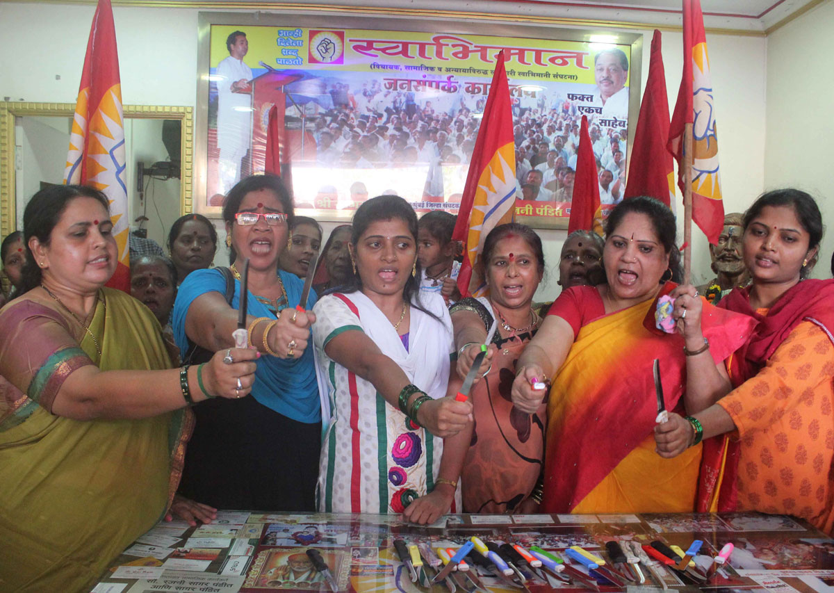 Swabhimaan Sanghatana Women's Wing Present KNIVES to Shivsena corporator Sheetal Mhatre to Protect herself from her own Shivsena Cadre.