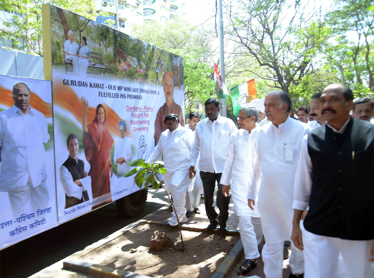 Member of Parliament & AICC General Secretary & CWC Member Gurudas Kamat launched 6 Campaign Raths today at Y.B. Chavan Centre at the hands of Shri Mohan Prakash, General Secretary AICC, Shri Manikrao Thakare President MPCC & Prof Janardhan Chandurkar.