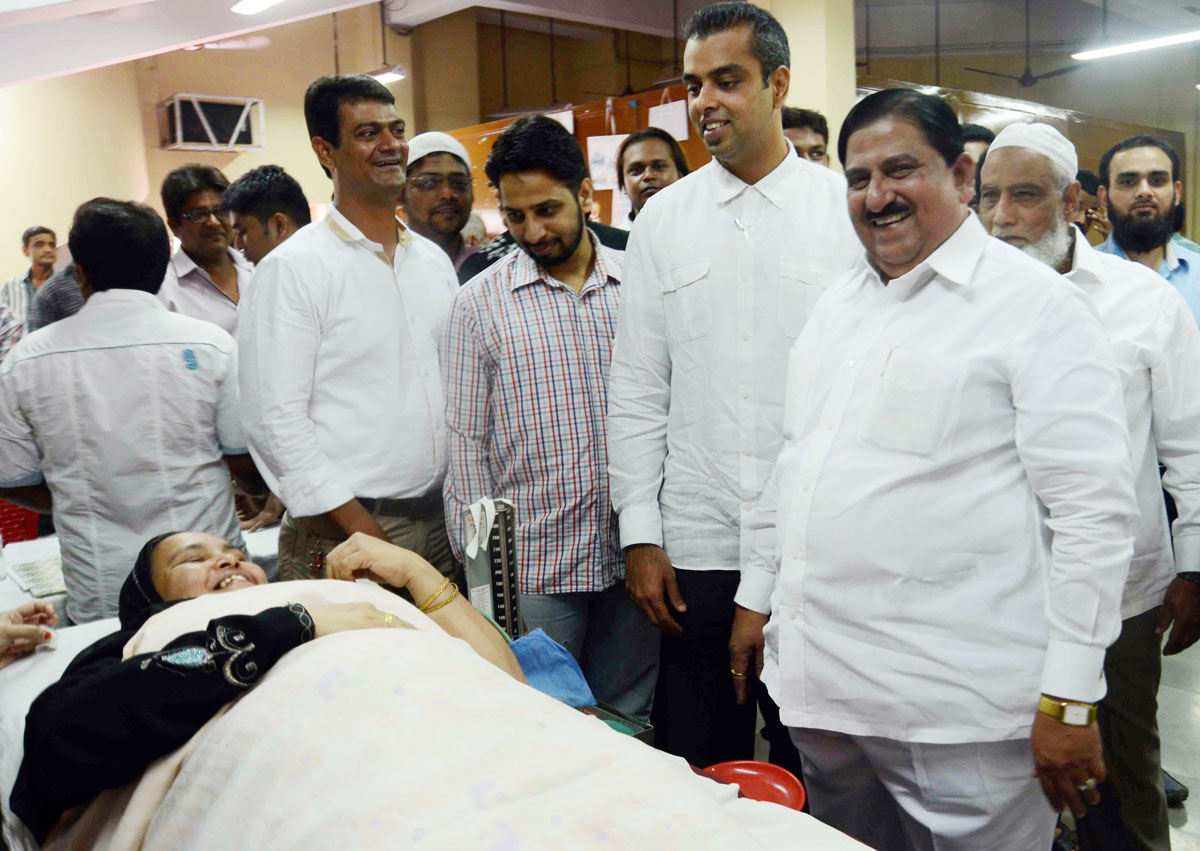 Union Minister Of State & South Mumbai MP Milind Deora In Blood Donation Camp At Sushanti Charcha Madanpura.