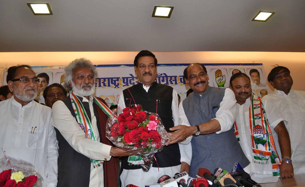 RPI People's Education Shri.Jogendra Kawade and Smt. Sulekhatai Kumbhare  Shiv Sena leader Shri Yogesh Patil joins Congress.