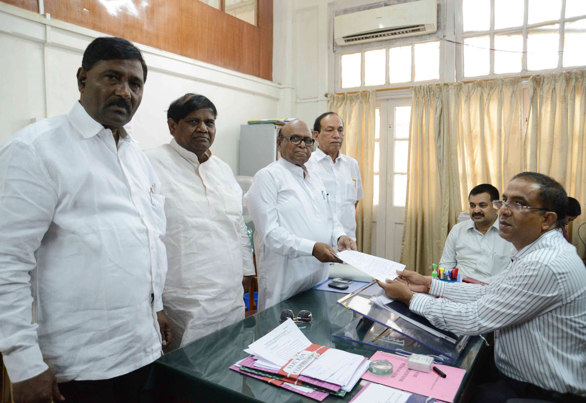 Congress/NCP/PRP (Kawade)/ Republican Party of India (Democratic) Alliance MP.Candidate Eknath Gaikwad Filed his Nomination Form at Old Custom House Dist.Administrative Collector Office.
