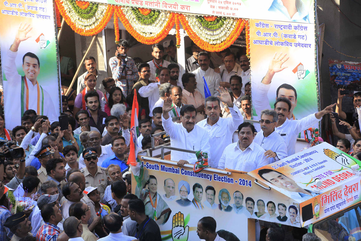 Chief Minister Prithviraj Chavan Inaugurates Central Election Office of MP.Candidate Milind Deora at Girgaon.