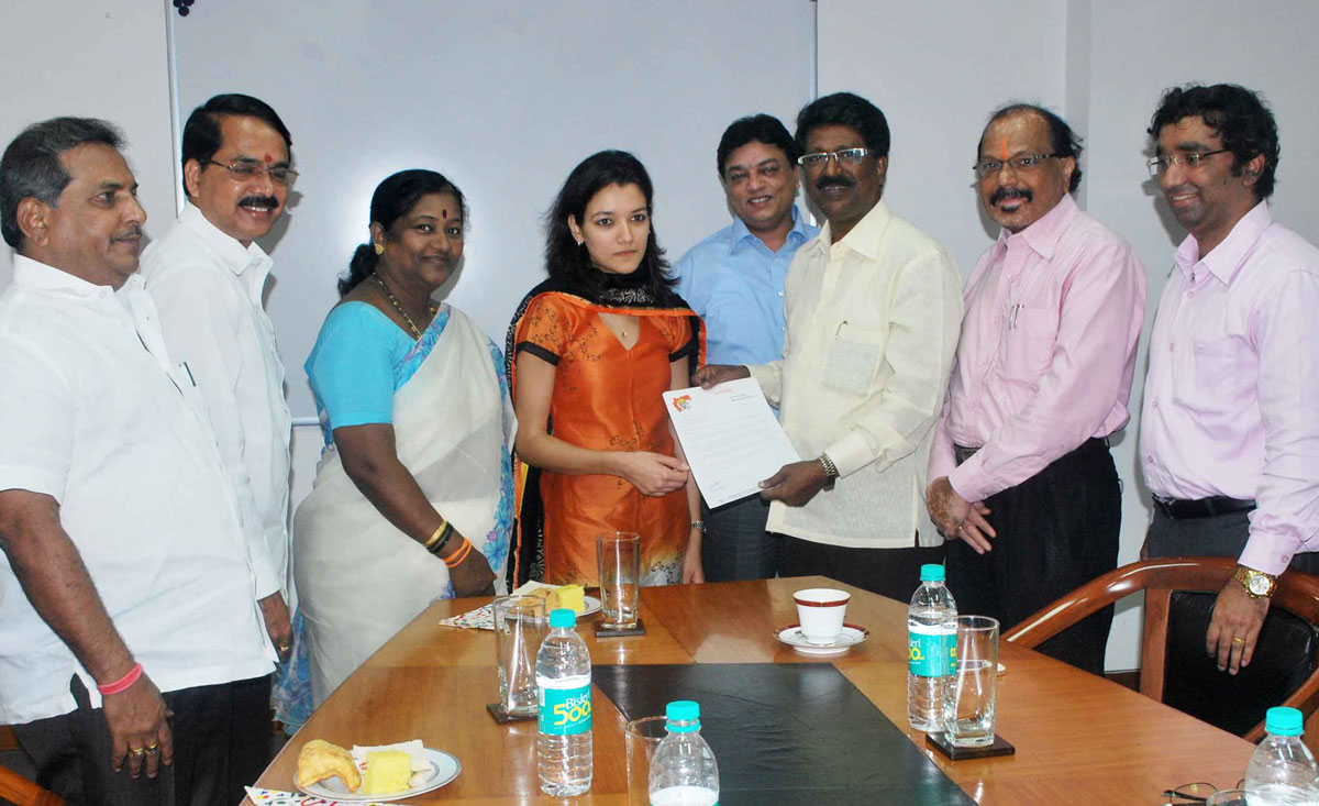 South Mumbai Shivsena MP Arvind Sawant With Delegation at Workhardt Hospital BKC.