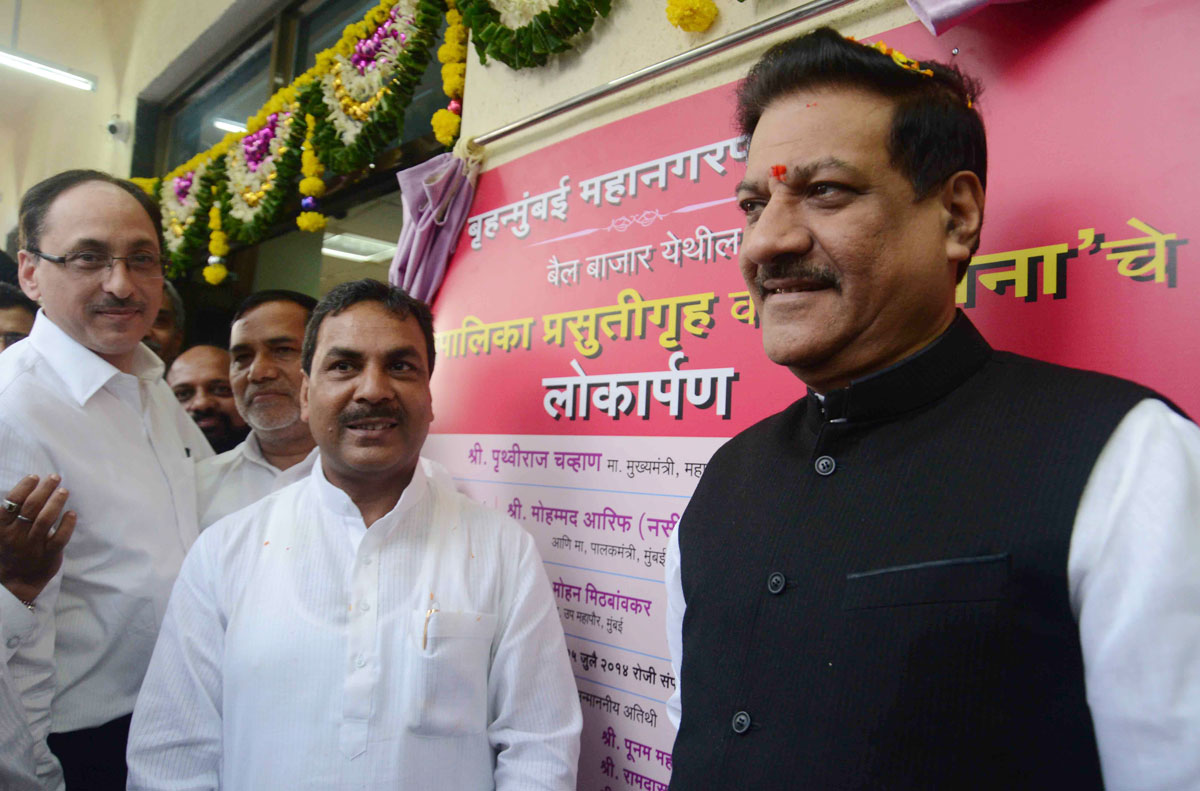 Chief Minister Prithviraj Chavan & Minister Arif Naseem Khan at Kurla Bail Bazar.
