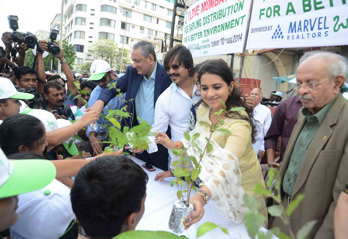 "I LOVE MUMBAI" Free Sapling Distribution Drive at Marine Drive.