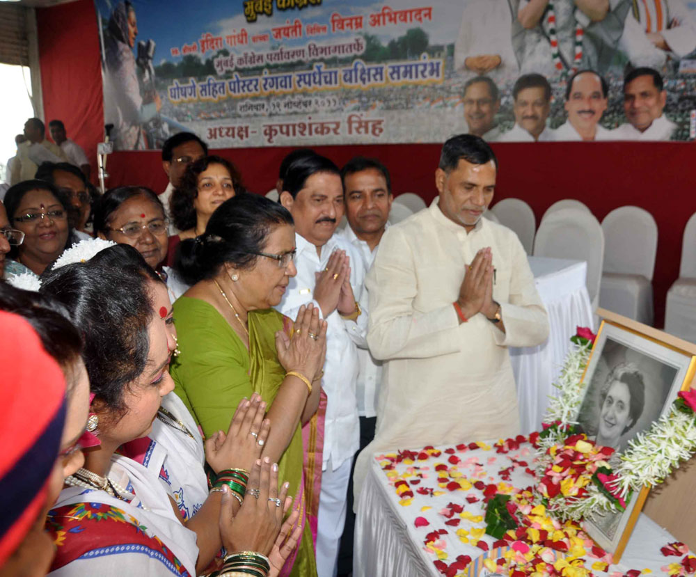 MRCC PRESIDENT & MLA KRIPASHNKAR SINGH TRIBUTE TO EX.P.M.LATE INDIRA GANDHI AT RAJIV GANDHI BHAVAN.