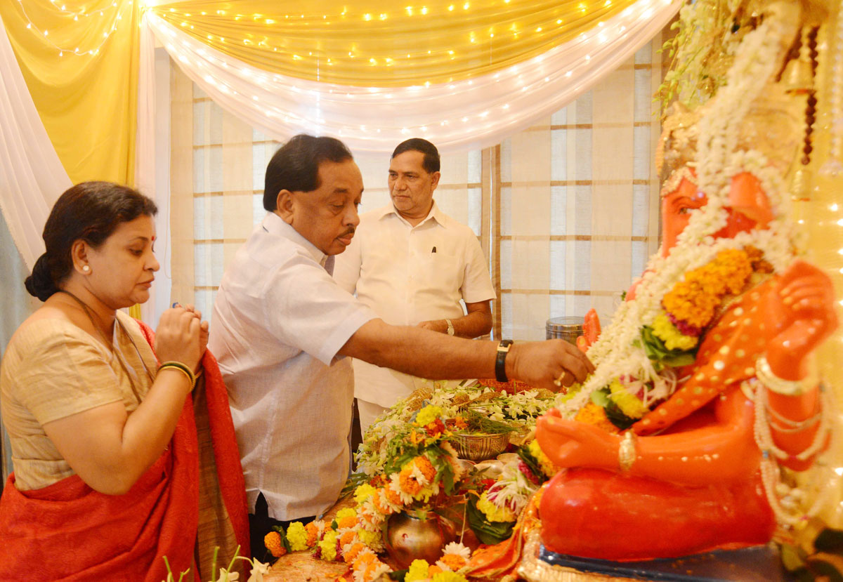 Minister Narayanrao Rane took Ganpati Darshan at MLA Kripashankar Singh Residence Bandra.