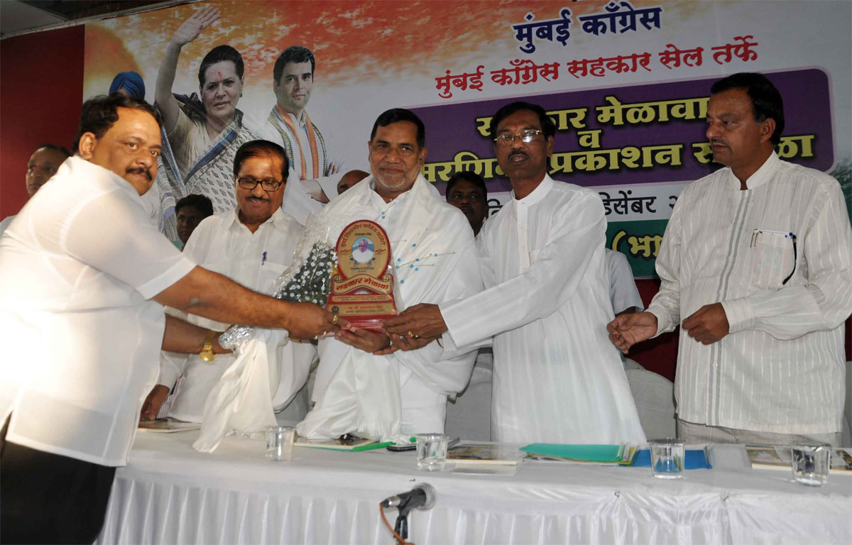 MUMBAI CONGRESS PRESIDENT & MLA KRIPASHANKAR SINGH IN MUMBAI CONGRESS SAHKAR CELL MELAVA AT RAJIV GANDHI BHAVAN.