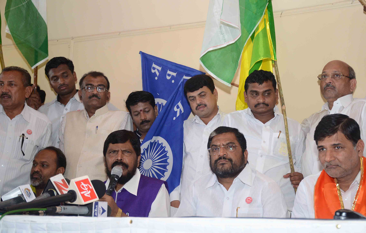 Ramdas Athawale,Raju Shetty,Mahadeo Jankar,Vinayak Mete Meeting & Joint Press Conference at MIG Club Bandra.
