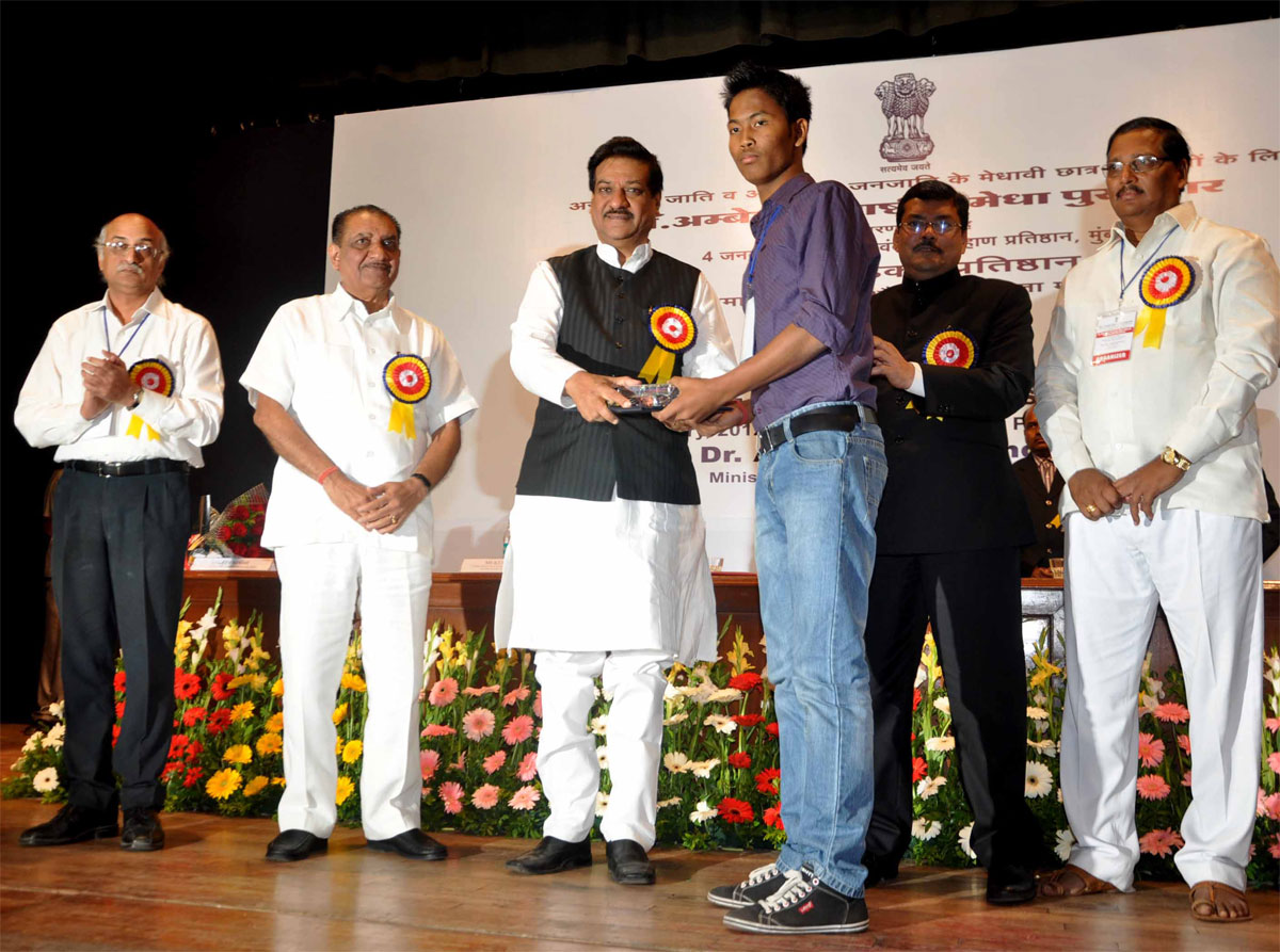 CHIEF MINISTER PRITHVIRAJ CHAVAN & UNION MINISTER OF SOCIAL JUSTICE MUKUL WASNIK DISTRIBUTES DR BABASAHEB NATIONALMERIT AWARD AT Y B CHAVAN HALL MUMBAI.