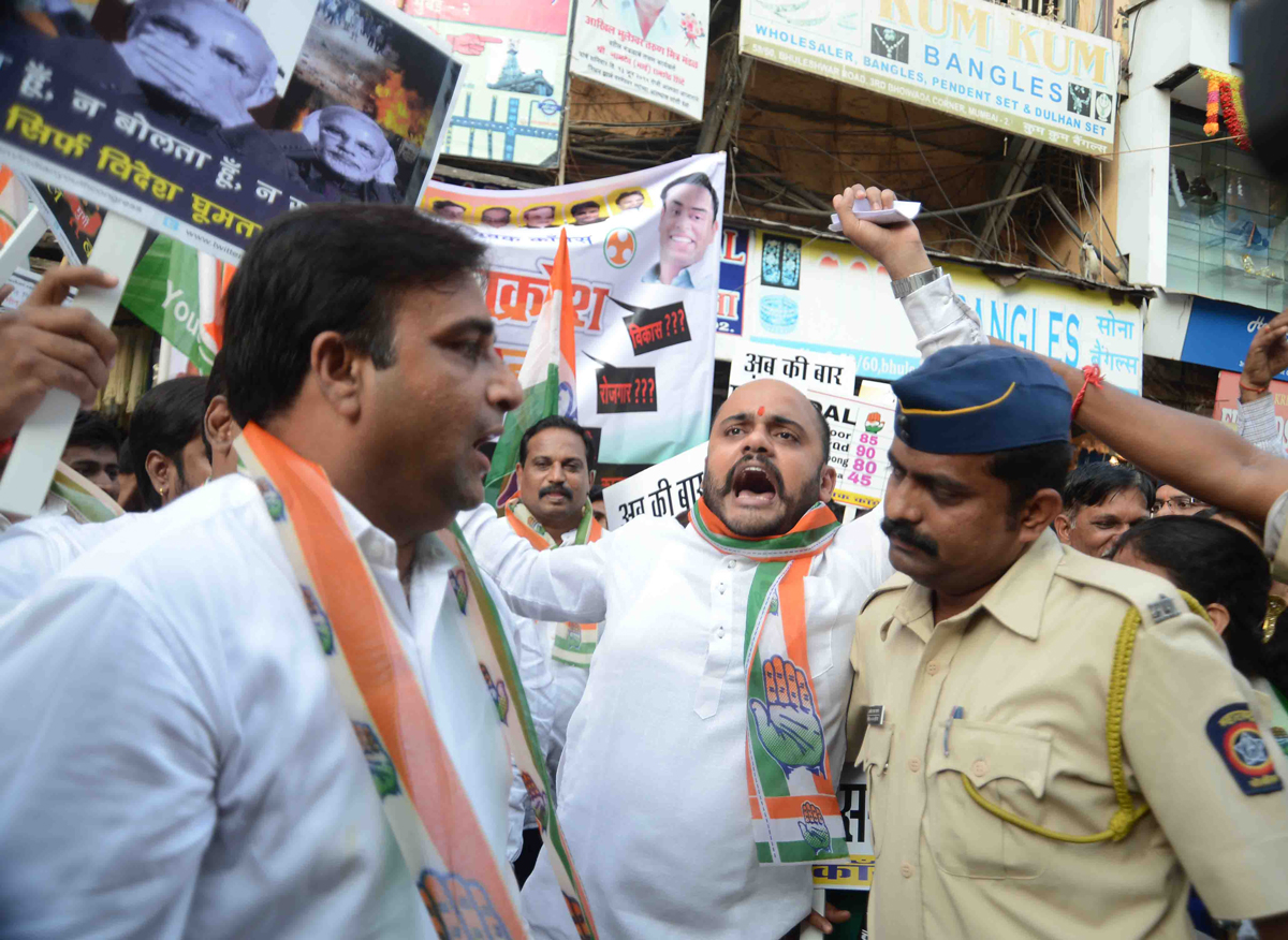 Mumbai Pradesh Youth Congress Protest at Mumbadevi.
