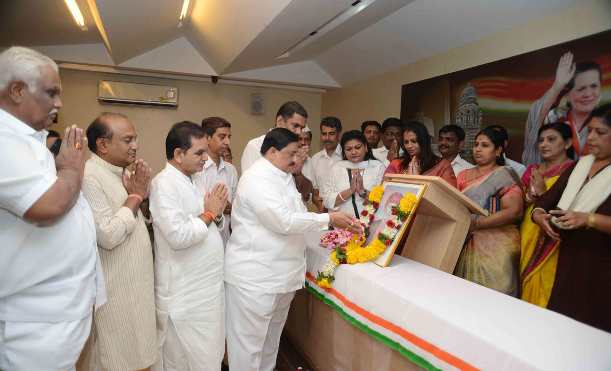 Tribute to Social Reformer Late.Mahatma Joytirao Phule on his Death Anniversary by Mumbai Congress at Rajiv Gandhi Bhavan CST Mumbai.