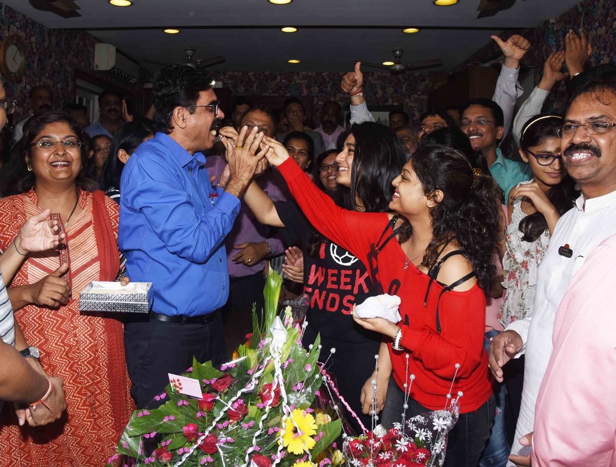 "NEET" Waived for a Year Students & Parents Thanking Raj Thackarey at Krishnakunj.