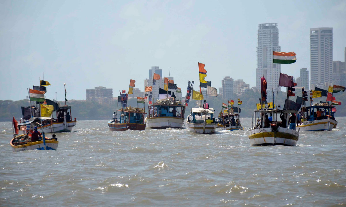 Chhatrapati Shivaji Maharaj Memorial should not be constructed in the Arabian Sea A "Sea Rally" Agitation by Fishermen.