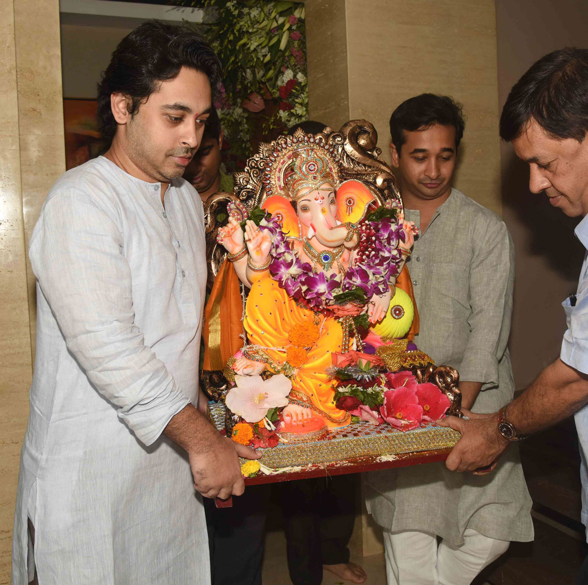 Congress Leader Narayanrao Rane for Ganesh Visarjan at Juhu Chowpatty.