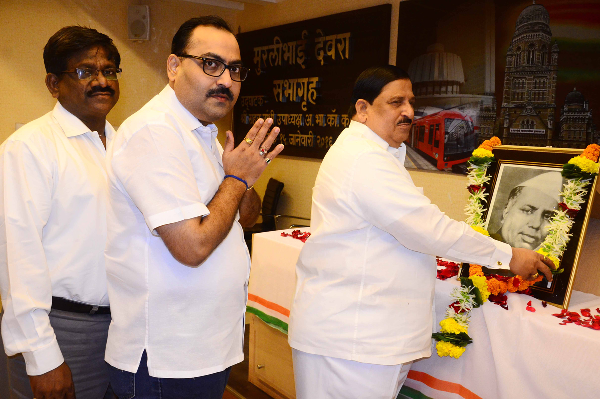 Mumbai Congress Paying Tribute to Former Chief Minister of Maharashtra Late.Yashwantrao Chavan at Rajiv Gandhi Bhavan.