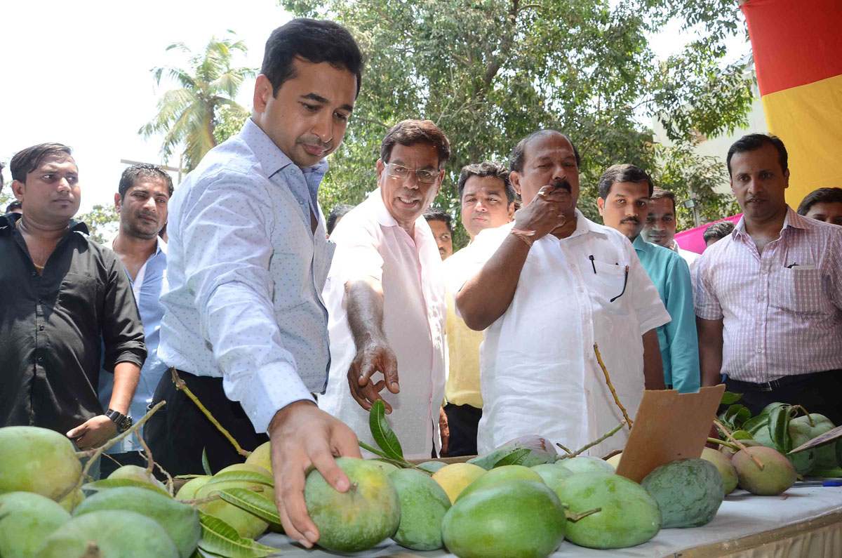 MLA Nitesh Narayanrao Rane & MLA Kalidas Kolambkar at "Ammba Festival" at Damodar Hall Parel.