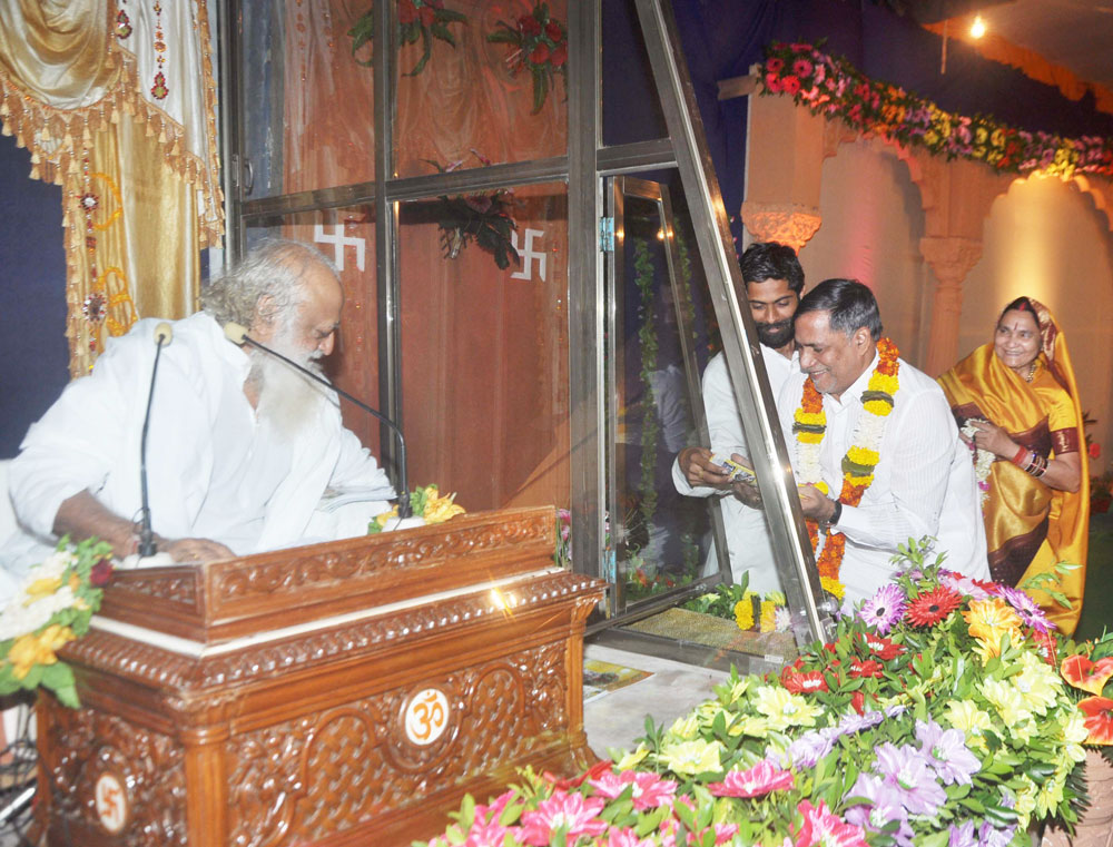 MUMBAI CONGRESS PRESIDENT KRIPASHANKAR SINGH VISITED PARAM GURU ASHAARAM BAPU SATSANGH AT BKC.