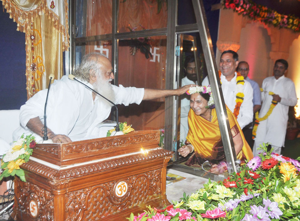 MUMBAI CONGRESS PRESIDENT KRIPASHANKAR SINGH VISITED PARAM GURU ASHAARAM BAPU SATSANGH AT BKC.
