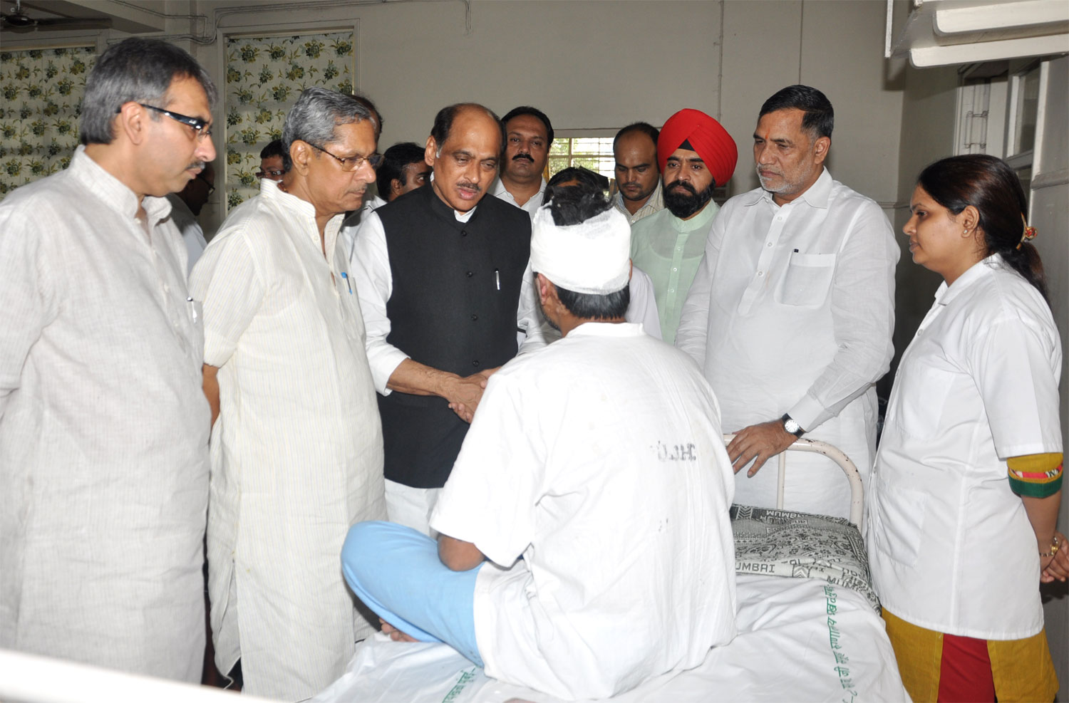 AICC SECRETARY & MAHARASHTRA IN CHARGE MOHAN PRAKASH, MPCC PRESIDENT MANIKRAO THAKRE & MRCC PRESIDENT KRIPASHANKAR SINGH VISITED J J HOSPITAL.