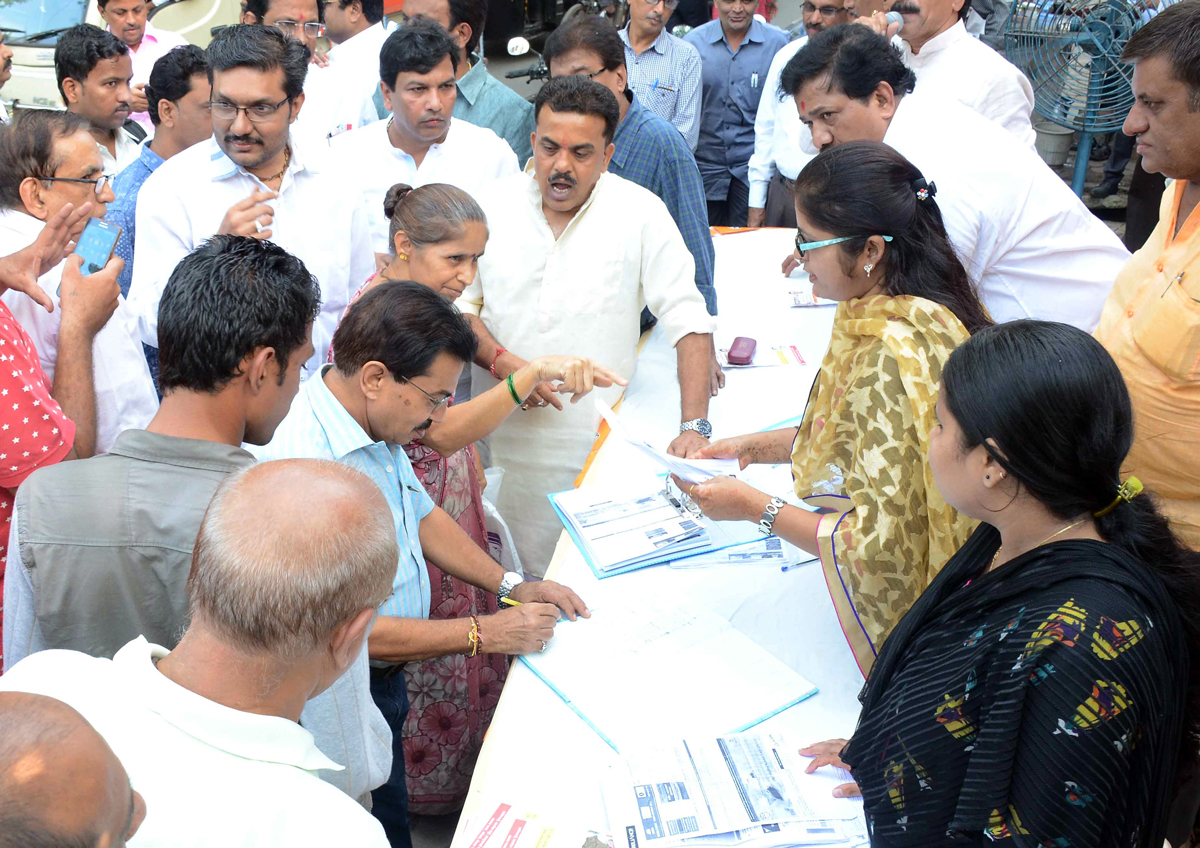 MRCC President Sanjay Nirupam Organised Signature Campaign to Protest against Hike Rates of Electricity Bill.