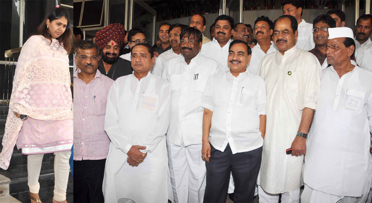 OPP LEADER EKNATH KHADSE,BJP STATE PRESIDENT SUDHIR MUNGUTIVAR & BKP MLA-MLC AT VIDHAN BHAVAN.