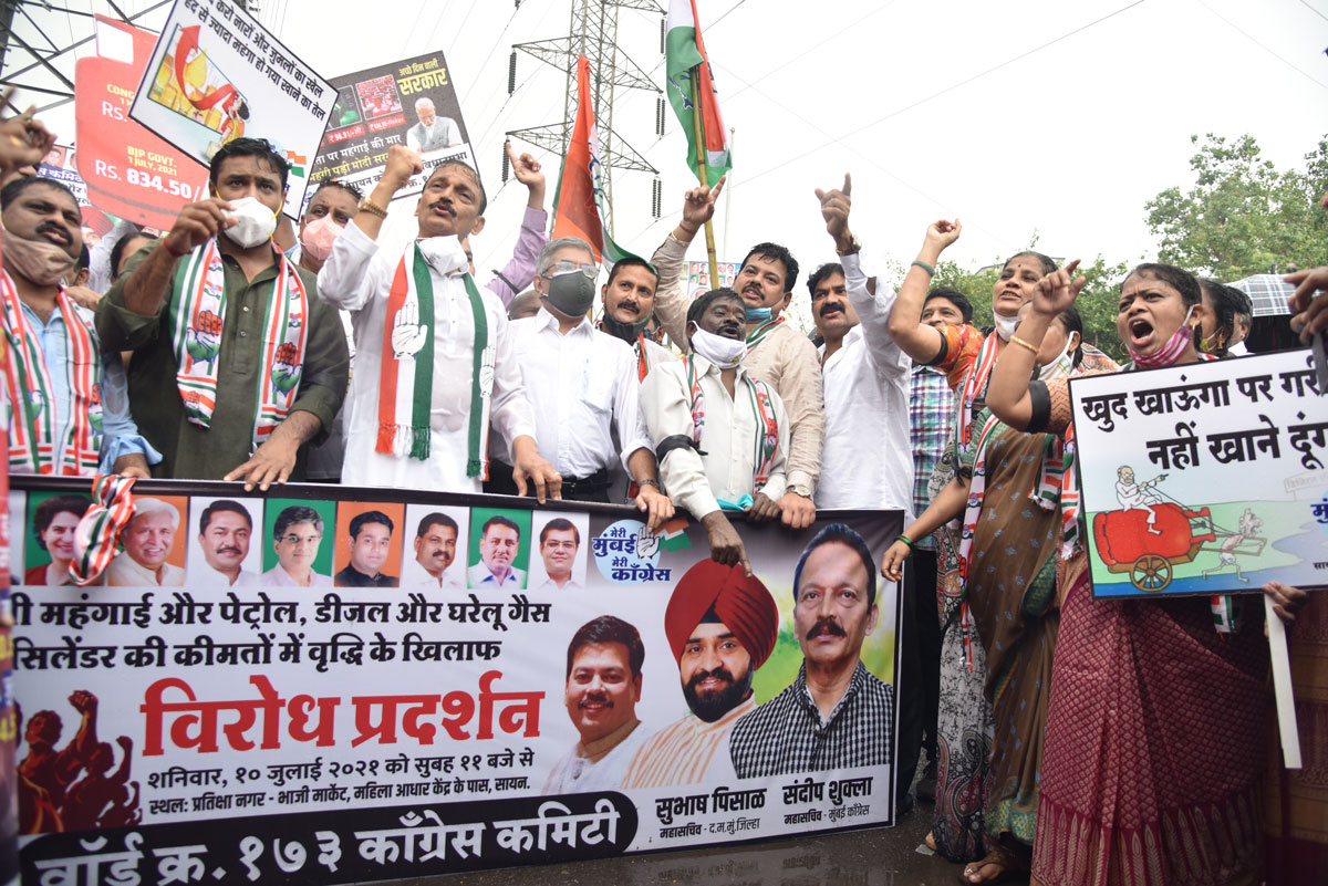 MRCC President Bhai Jagtap & BMC Opposition Leader Ravi Raja with Team Protest against BJP Govt. at Sion Pratiksha Nagar.