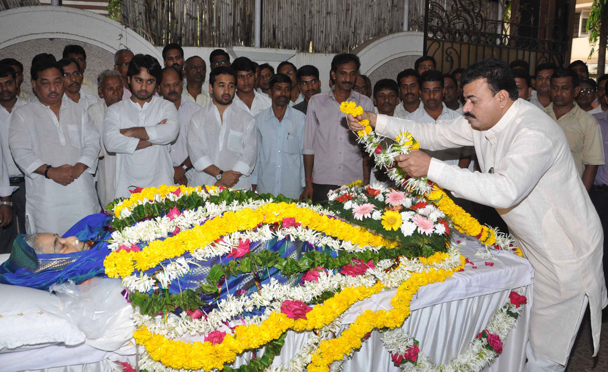 MINISTER NARAYAN RANE MOTHER SMT.LAXMIBAI TATU RANE FUNERAL IN MUMBAI.