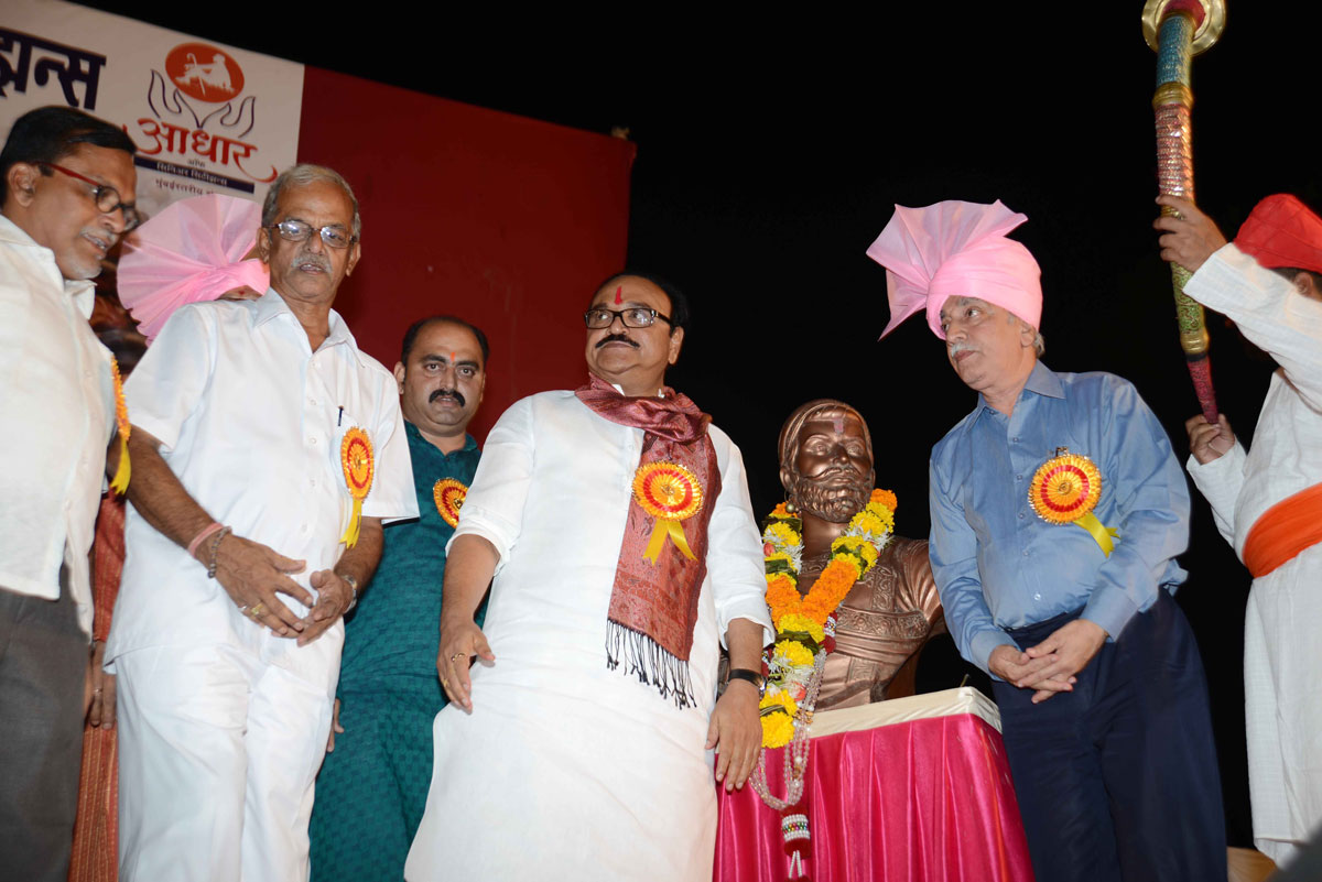 MINISTER CHAGAN BHUJBAL WITH SENIOR CITIZEN AT RANIBAUGH BYUCULLA.