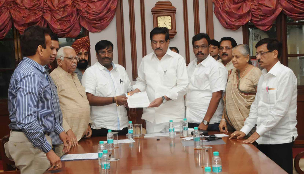 BJP DELEGATES MEETS CHIEF MINISTER PRITHVIRAJ CHAVAN & MINISTER ARIF NASIM KHAN AT Y.B.CHAVAN AT SAHYADRI GUEST HOUSE.