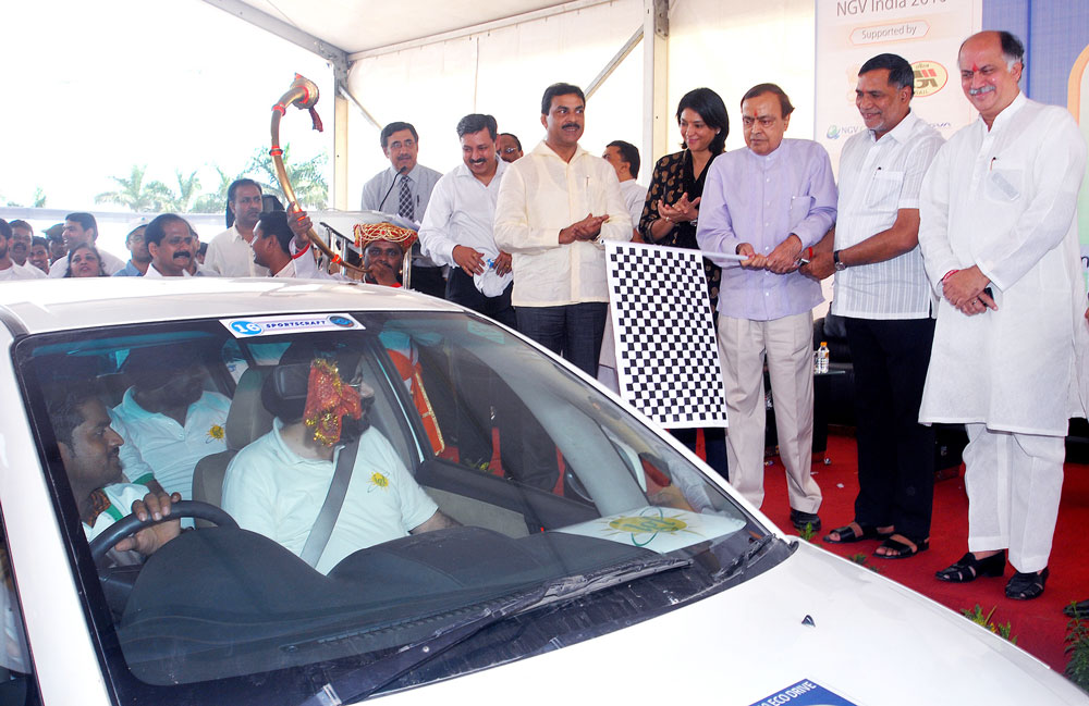 THE UNION MINISTER FOR PETROLEUM AND NATURAL GAS ,SHRI MURLI DEORA FLAG OFF THE "FIRST INTERCITY (MUMBAI -PANVEL-PUNE) CNG ECO DRIVE" AT A FUNCTION,IN MUMBAI.