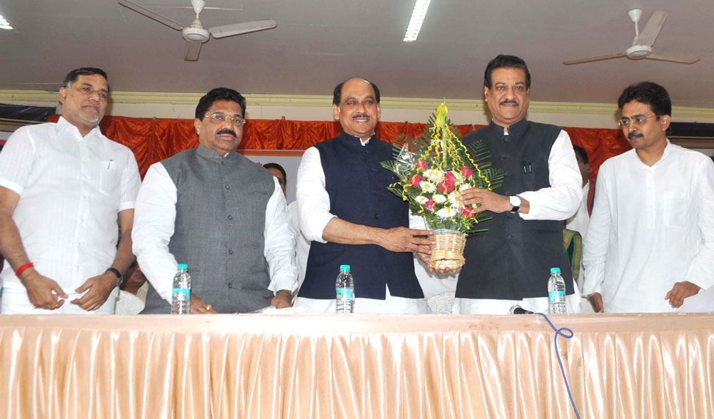 CONGRESS LEADERS MEETS AT TILAK BHAVAN DADAR.