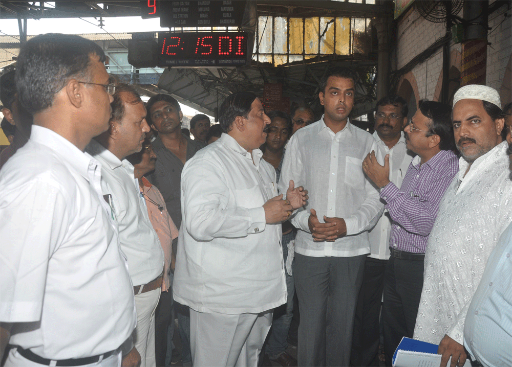 MP.MILIND DEORA VISITED SOUTH MUMBAI RAILWAY STATIONS.