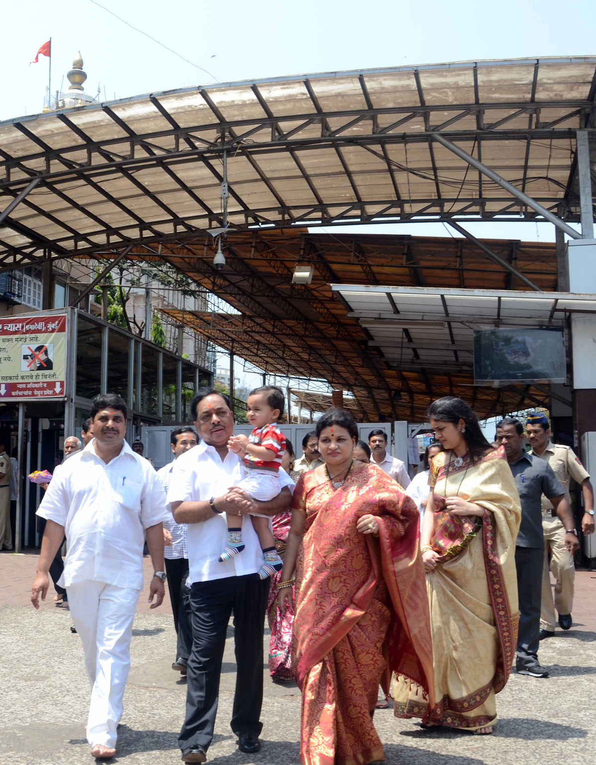 MINISTER NARAYANRAO RANE  VISIT AT SIDHIVINAYAK TEMPLE  DADAR ON HIS  BIRTHDAY OCCASION.