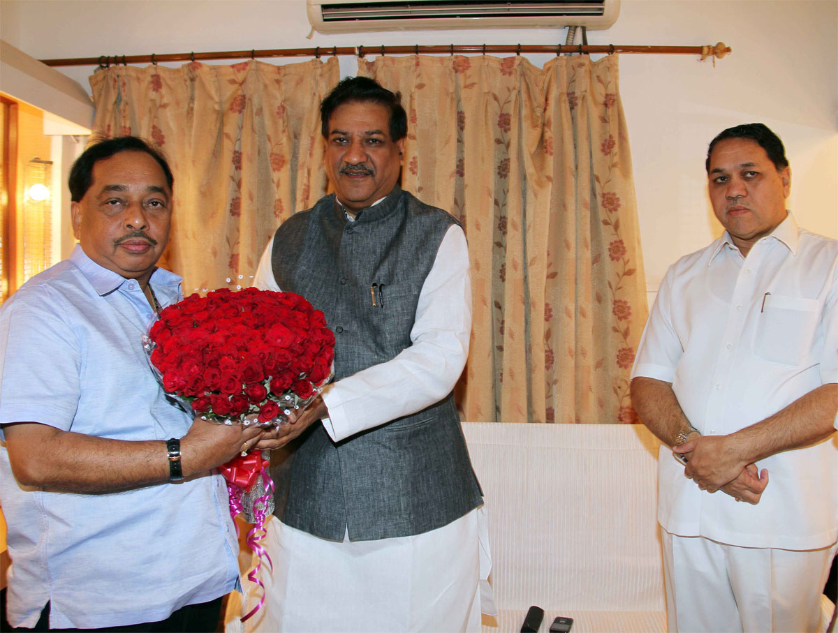 CHIEF MINISTER PRITHVIRAJ CHAVAN WISHING HAPPY BIRTHDAY TO MINISTER NARAYANRAO RANE ON OCCASION VIDHAN SABHA PRESIDENT DILIP VALSE PATIL AT SHANMUKHANAND HALL.