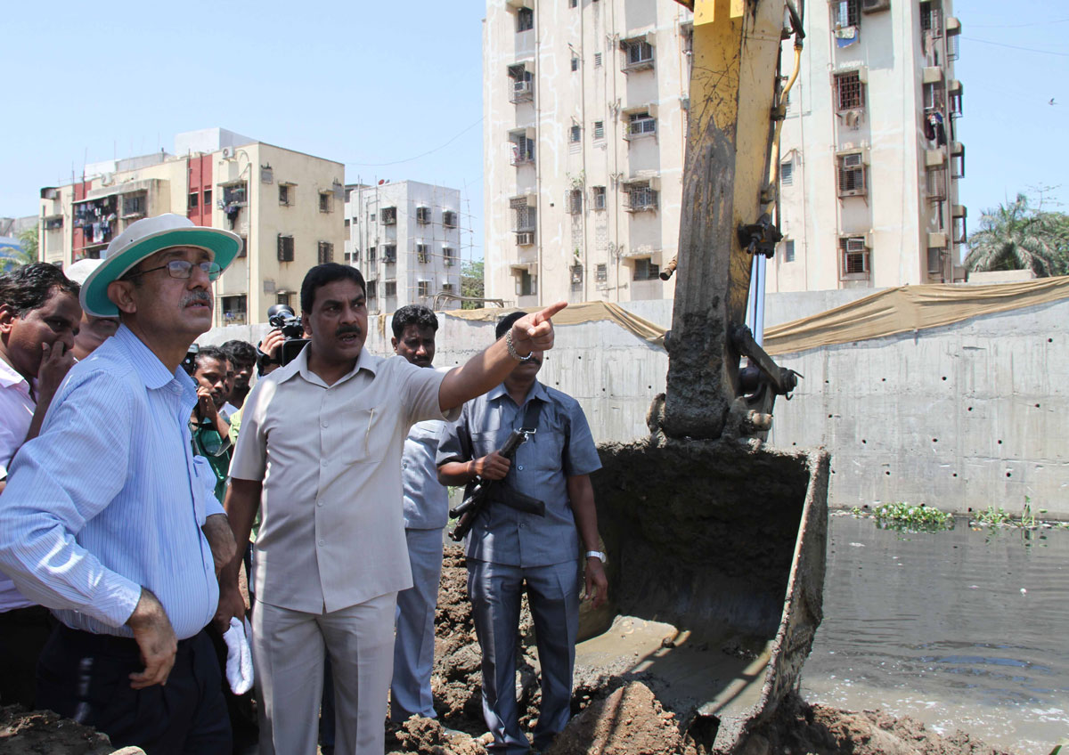 GUARDIAN MINISTER MOHD.ARIF NASIM KHAN WITH MMRDA & BMC OFFICERS VISITED TO SEE THE WORK IN PROGRESS FOR CLEANING OF MEETHI NADI (RIVER) FROM BKC TO KURLA.