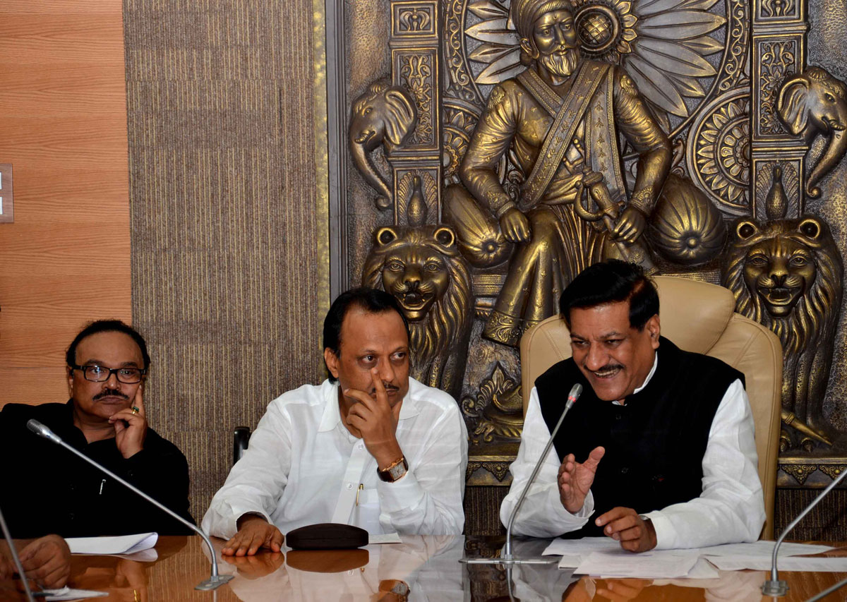 CHIEF MINISTER PRITHVIRAJ CHAVAN & DY CHIEF MINISTER AJITDADA PAWAR PRESS CONFRENCE AT VIDHAN BHAVAN.
