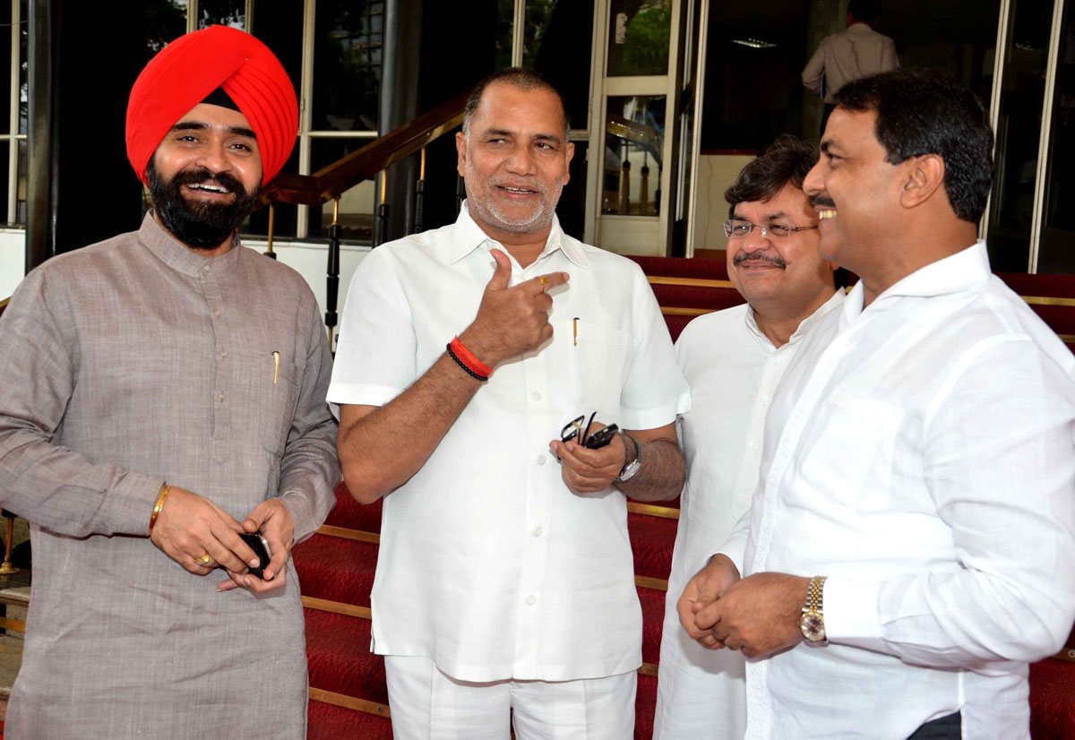 MINISTER ARIF NASIM KHAN,MLA & EX MUMBAI CONGRESS PRESIDENT KRIPASHANKAR SINGH & MLC CHARAN SINGH SAPRA AT VIDHAN BHAVAN.