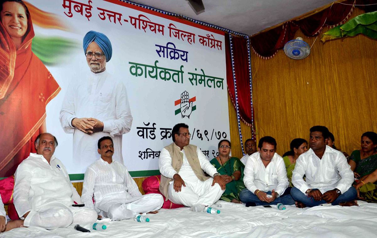 M.P.& EX.UNION MINISTER GURUDAS KAMAT IN CONGRESS PARTY WORKER'S MEETING IN HIS CONSTITUENCY AT JOGESHWARI.