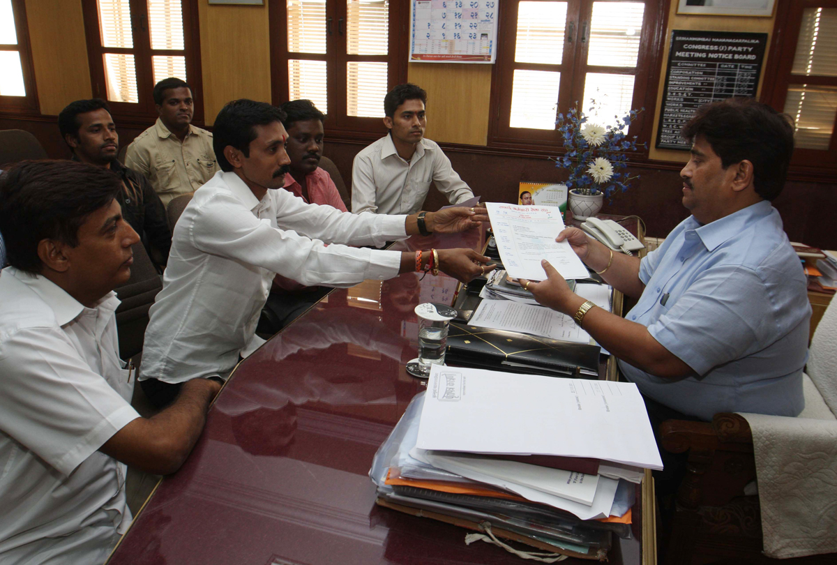 MANOJ SOLANKI SAFAI KARMACHARI SEVASANGH PRESIDENT MEETS OPPOSITION LEADER GYANRAJ NIKAM.