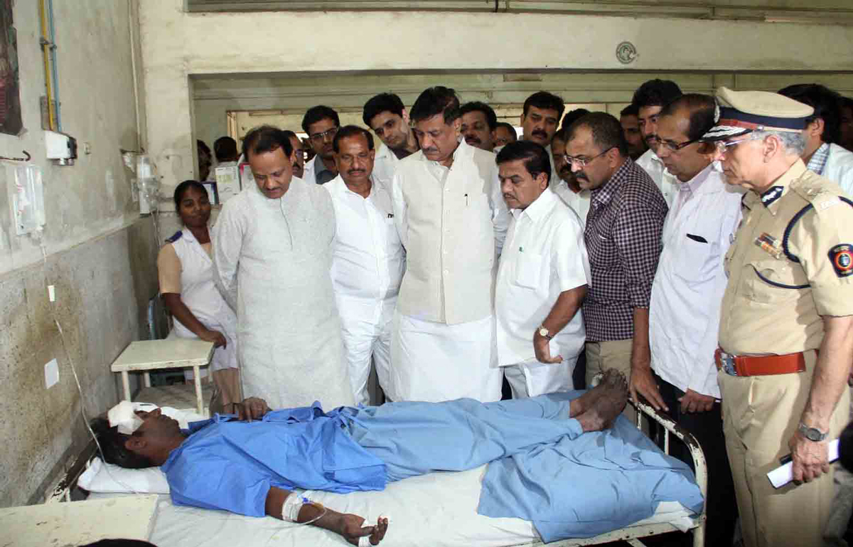 CHIEF MINISTER PRITHVIRAJ CHAVAN,DY.CHIEF MINISTER AJIT PAWAR & HOME MINISTER R.R.PATIL VISITED KALWA HOSPITAL TO SEE THE PEOPLE INJURED IN ACCIDENT.