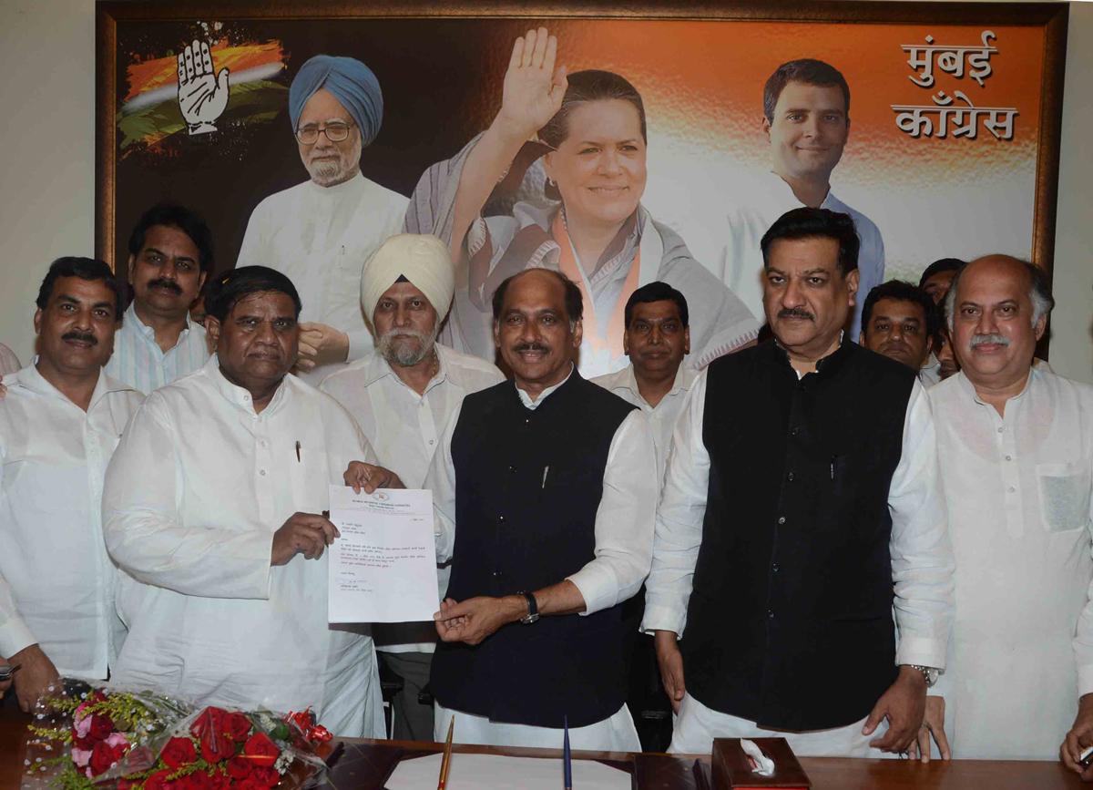 NEWLY APPOINTED MUMBAI CONGRESS PRESIDENT PROF. JANARDAN CHANDURKAR TOOK CHARGE OF MUMBAI CONGRESS.