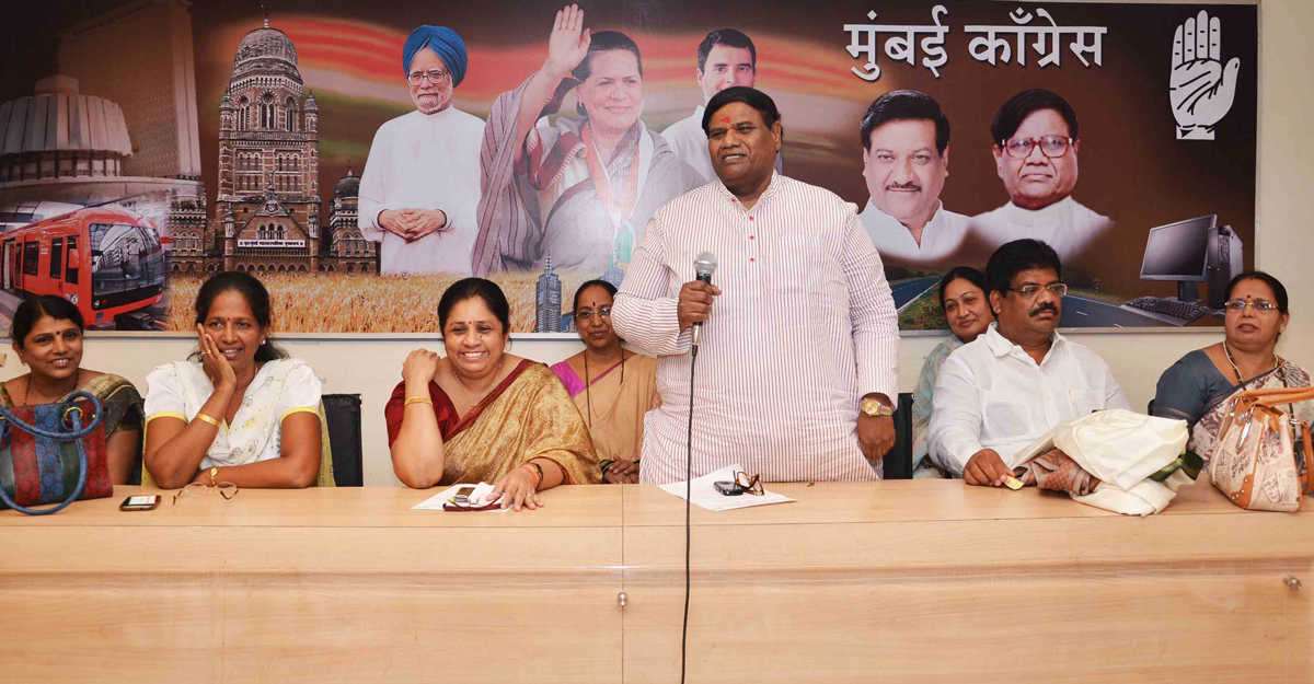 MUMBAI CONGRESS PRESIDENT PROF.JANARDAN CHANDURKAR IN MUMBAI MAHILA CONGRESS MEETING AT MRCC RAJIV GANDHI BHAVAN.