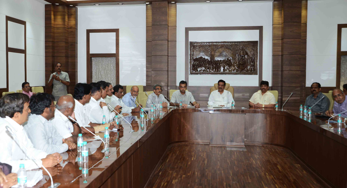 UNION MINISTER OF STATE MILIND DEORA LED A DELEGATION OF TRADERS AGAINST LBT TO MEET CHIEF MINISTER PRITHVIRAJ CHAVAN AT VARSHA BUNGLOW.