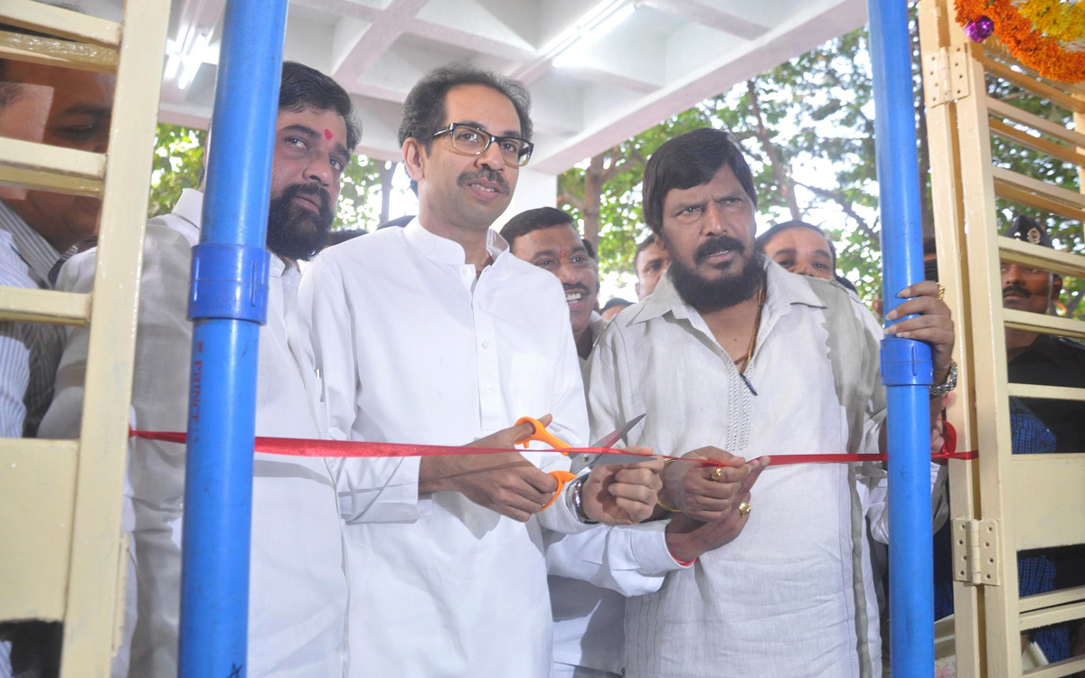 SHIVSENA PRESIDENT UDHAV THAKRE & RPI PRESIDENT RAMDAS ATHAWALE IN CHATRAPATI SHIVAJI HOSPITAL AT THANE.