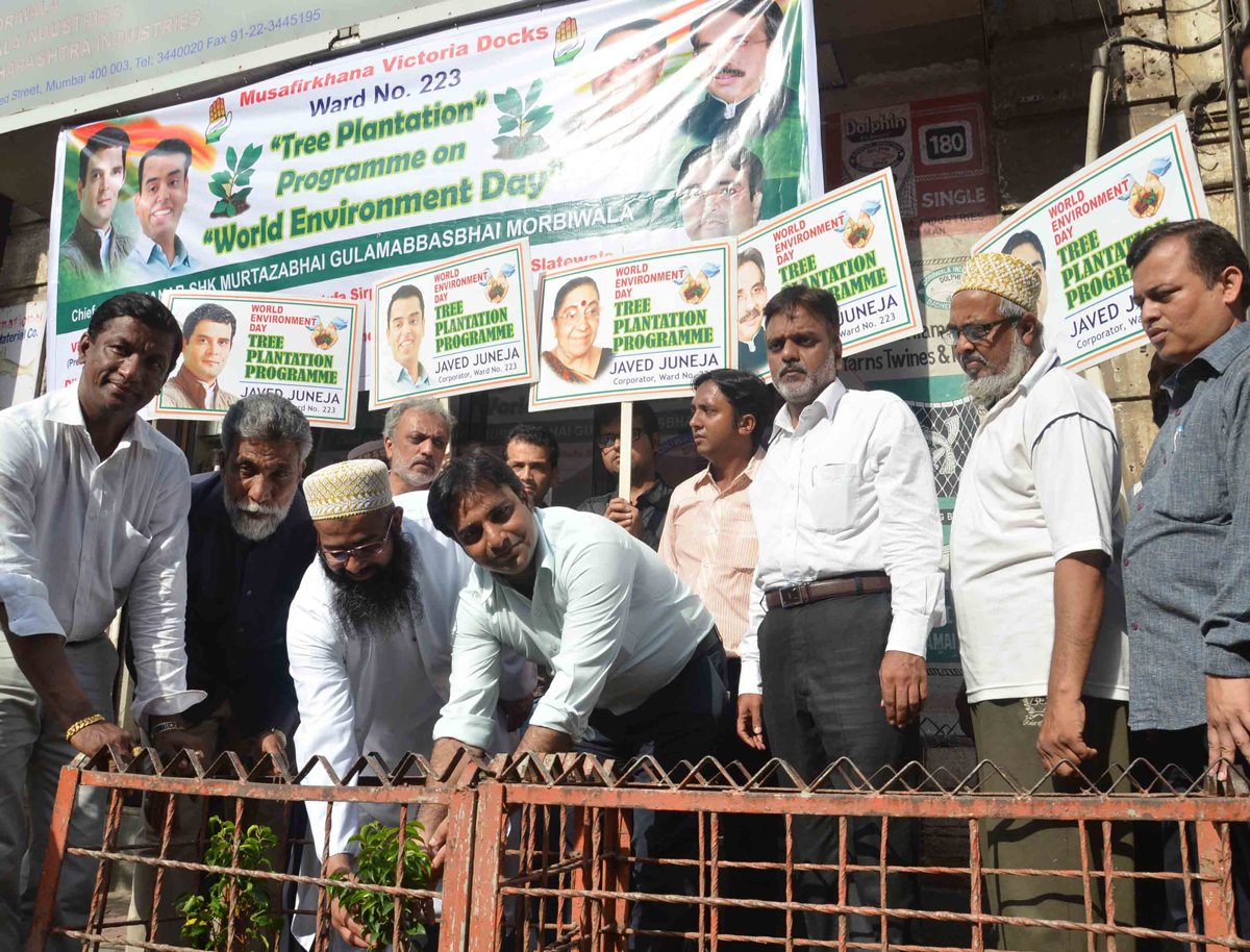 WARD.NO.223 MUNICIPAL CORPORATOR JAVED JUNEJA ORG.TREE PLANTATION PROGRAMME ON OCCASION WORLD ENVIROMENT DAY AT KAZI STREET.