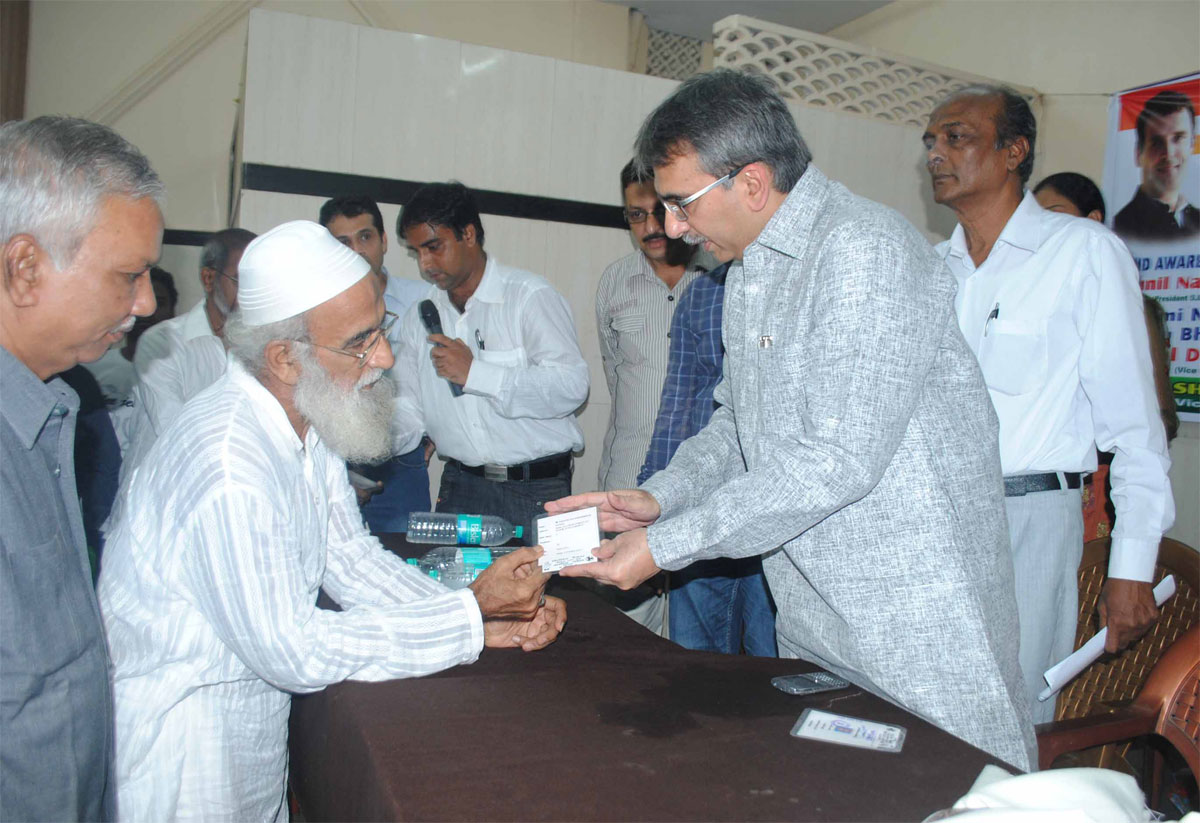 MUMBADEVI ASSEMBLY MLA AMIN PATEL FOR SENIOR CITIZEN CARD DISTRIBUTION AT DONGRI.