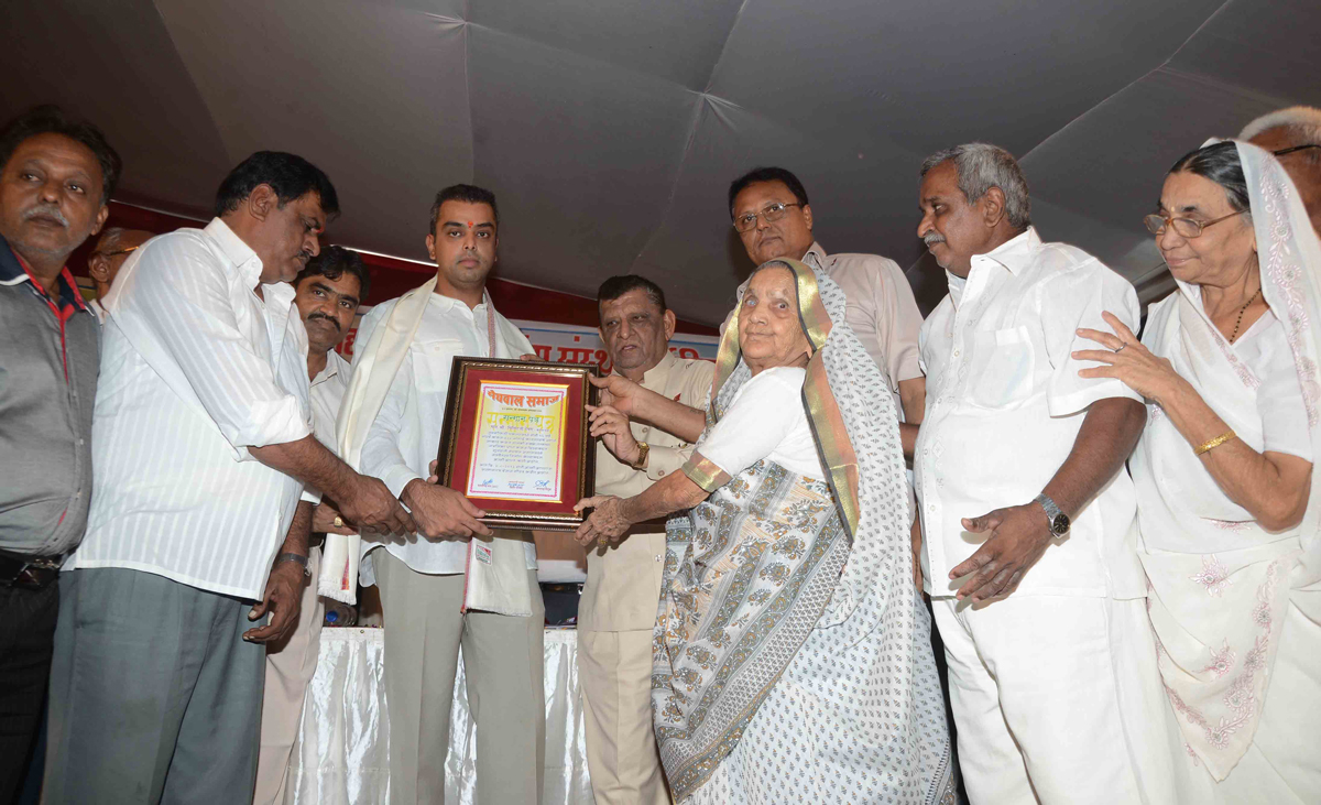UNION MINISTER OF STATE FOR COMMUNICATION IT & SHIPPING MILIND DEORA FELECITATED BY BMC WORKER'S AT TULSHIWADI TARDEO.