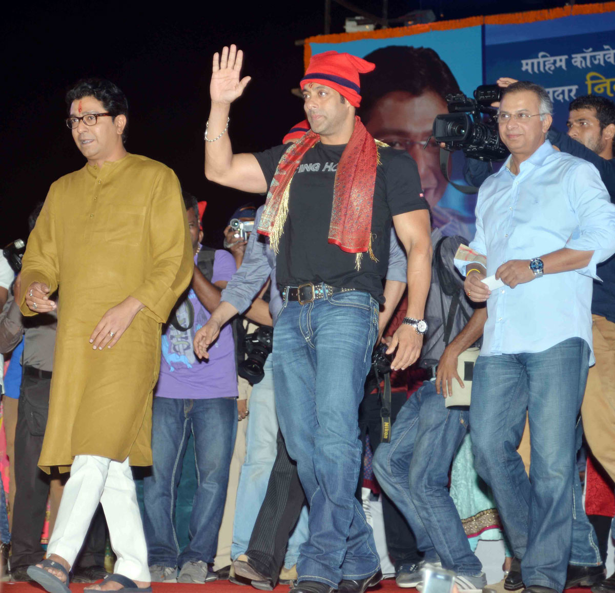 MNS CHIEF RAJ THAKAREY & SALMAN KHAN DURING MNS KOLI MOHSTAV AT MAHIM.