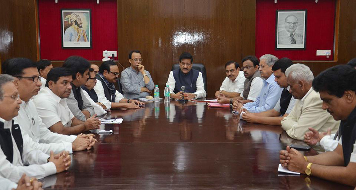Chief Minister Prithviraj Chavan with Minister's & Opposition Party Leaders at Nagpur Ramgiri bunglow.